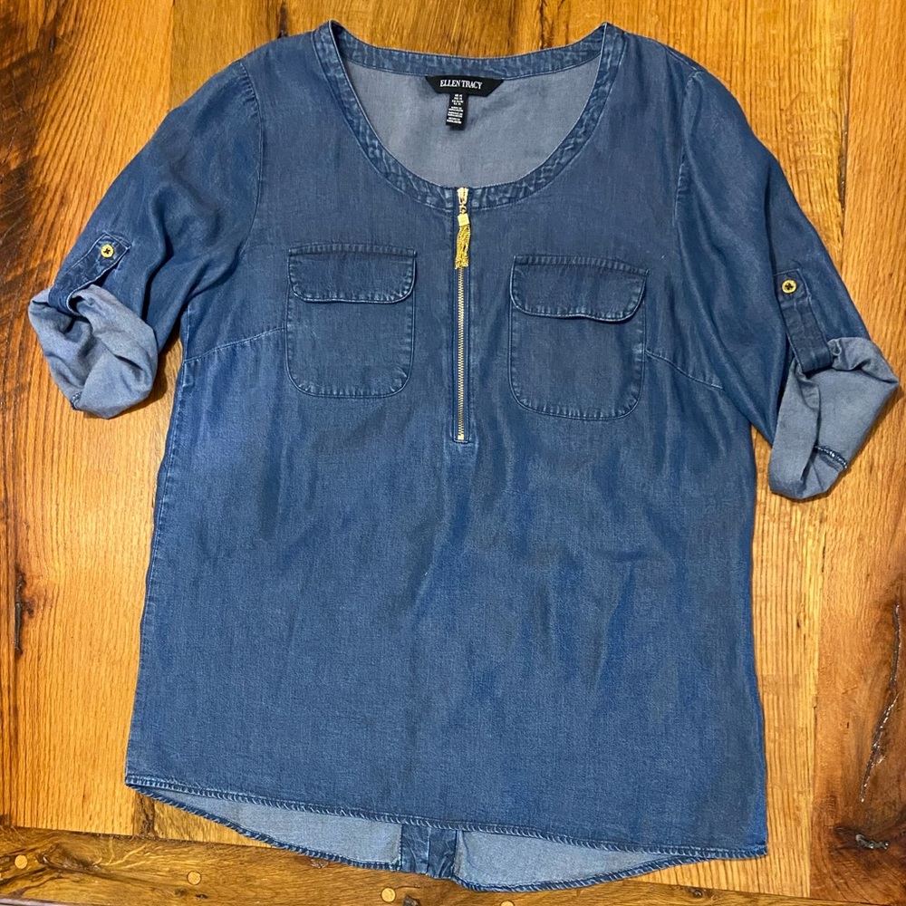 Ellen Tracy Chambray Shirt with Special Details, Pockets in Front, Size Medium